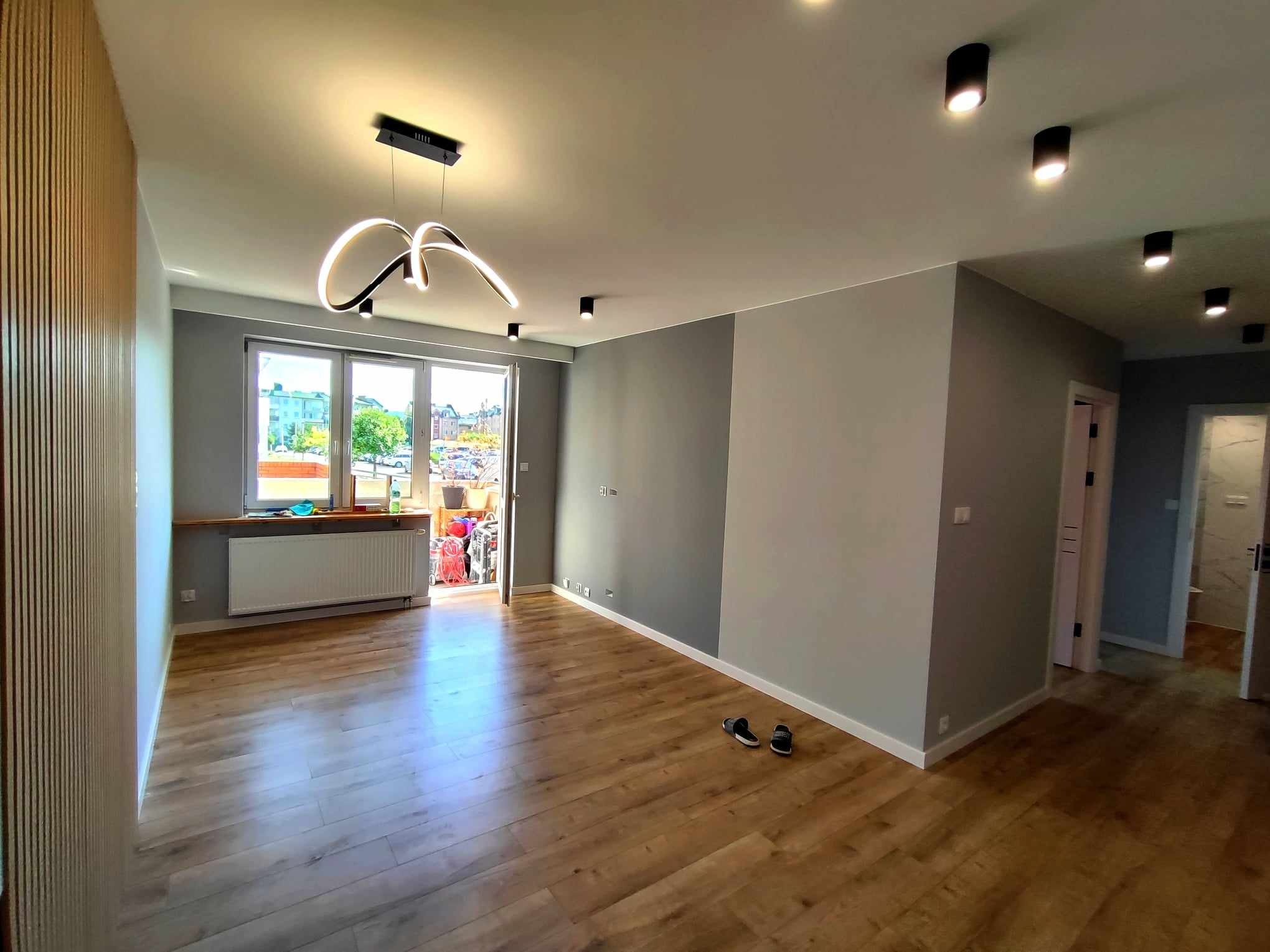 Kompleksowe wykończenie salonu z aneksem. Lamele, panele, gładź i malowanie