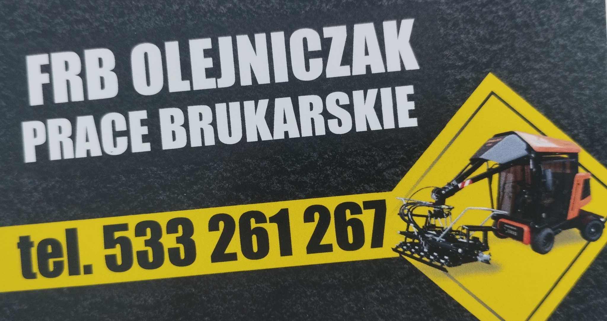 Wizytówka firmy brukarskiej z numerem telefonu i ilustracją maszyny do układania kostki w żółtym rombie.