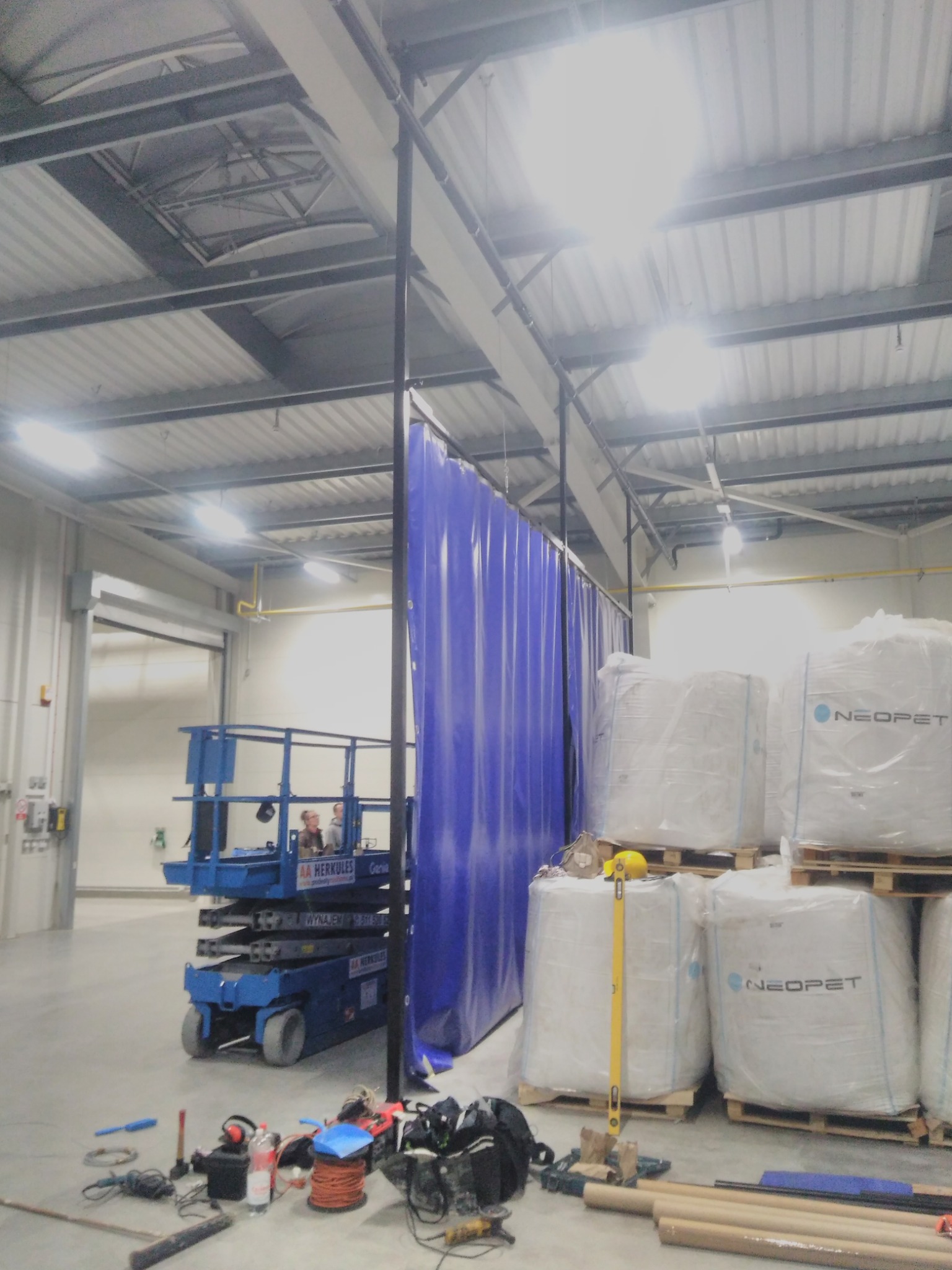 Spawana konstrukcja z ruchomą firanka