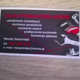 Wizytówka firmy hydrauliczno-gazowej z informacjami kontaktowymi oraz wykazem usług: udrażnianie kanalizacji, wymiana grzejników, usuwanie awarii, podłączenia kuchenek i instalacje gazowe.