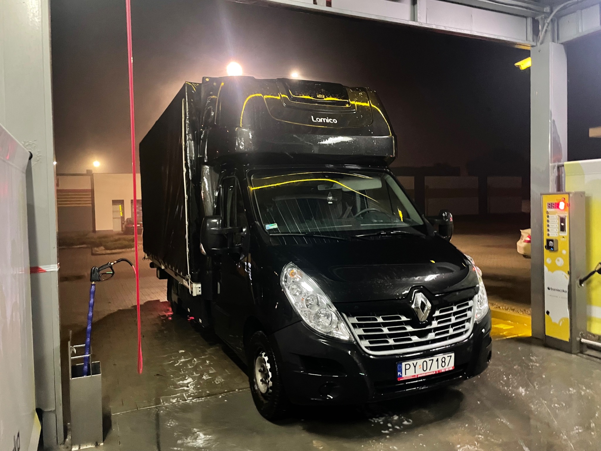 Czarny Renault Master z plandeką i nadbudówką Lomico, umyty na myjni automatycznej, z widoczną tablicą rejestracyjną PY 07187.