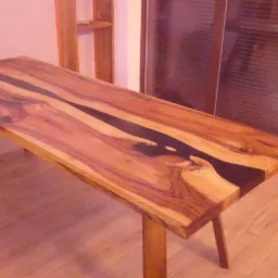 Stół z blatem z egzotycznego drewna z żywiczną wstęgą w kolorze czarnym, osadzony na drewnianych nogach, ustawiony w pomieszczeniu z parkietem.