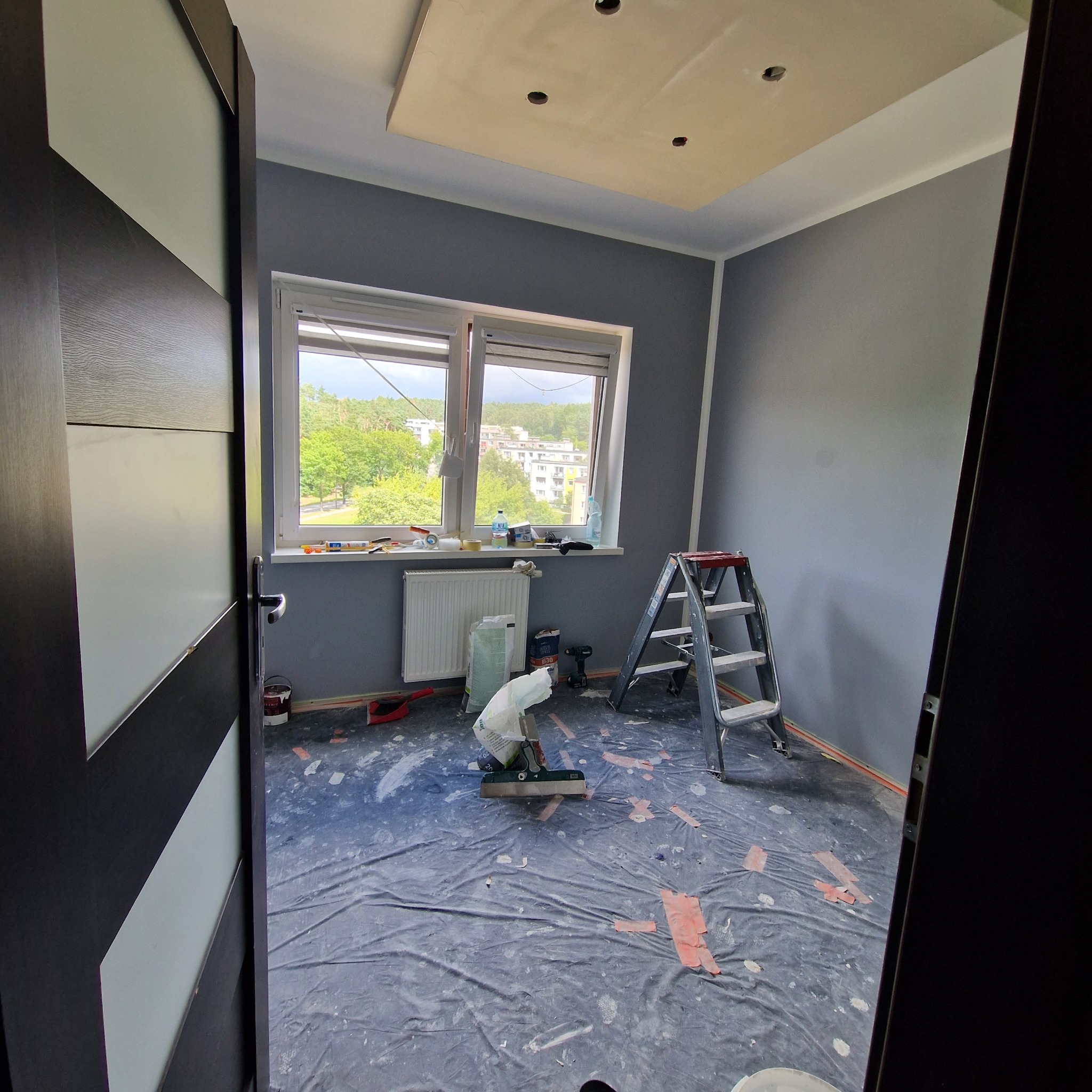 Sufit podwieszany z halogenami i ledami