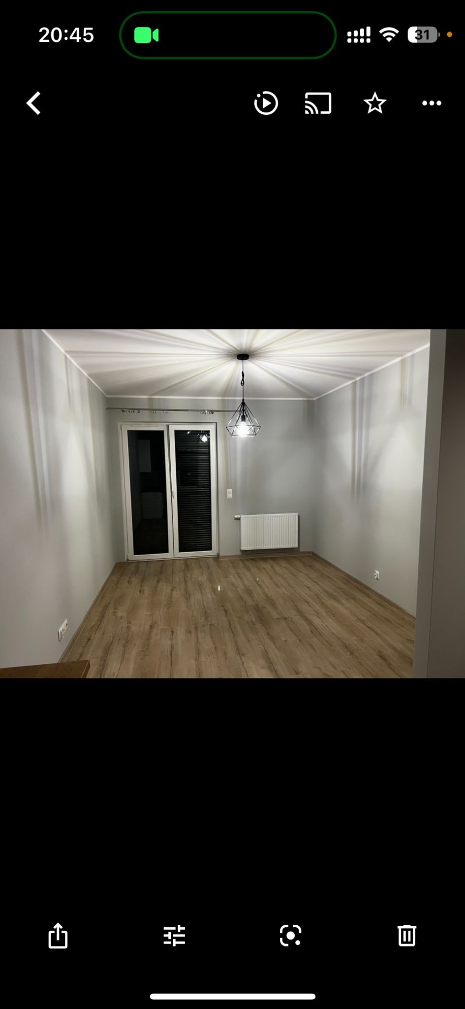 Wykonane zostało: - malowanie ścian i sufitów - montaż paneli z listwami - montaż gniazdek i włączników