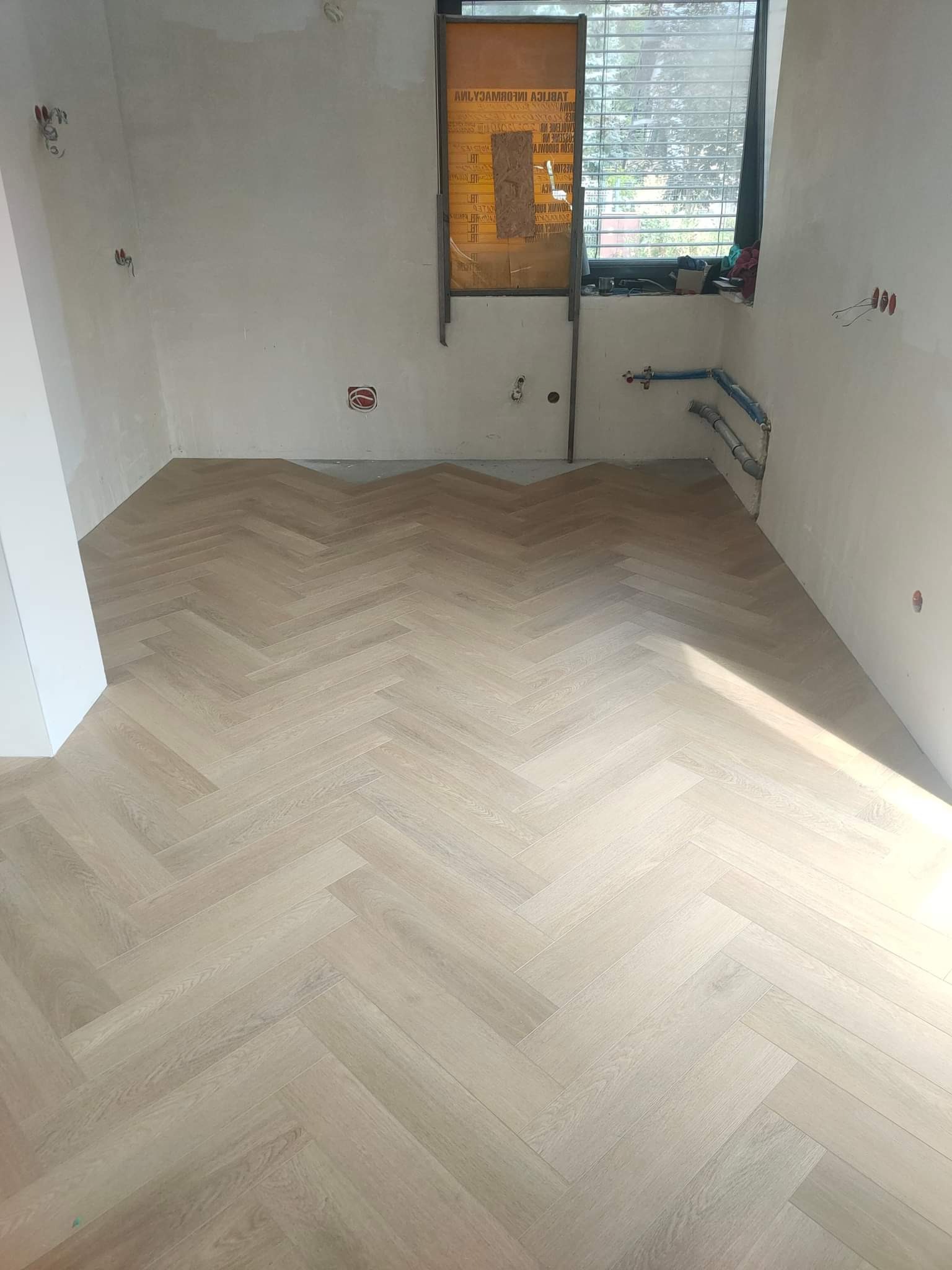 Kładzenie paneli w jodełke