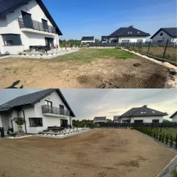 Porównanie stanu działki przed i po niwelacji terenu, widoczne wyrównane podłoże pod przyszły trawnik, obok nowoczesny dom z balkonem i kostką brukową.