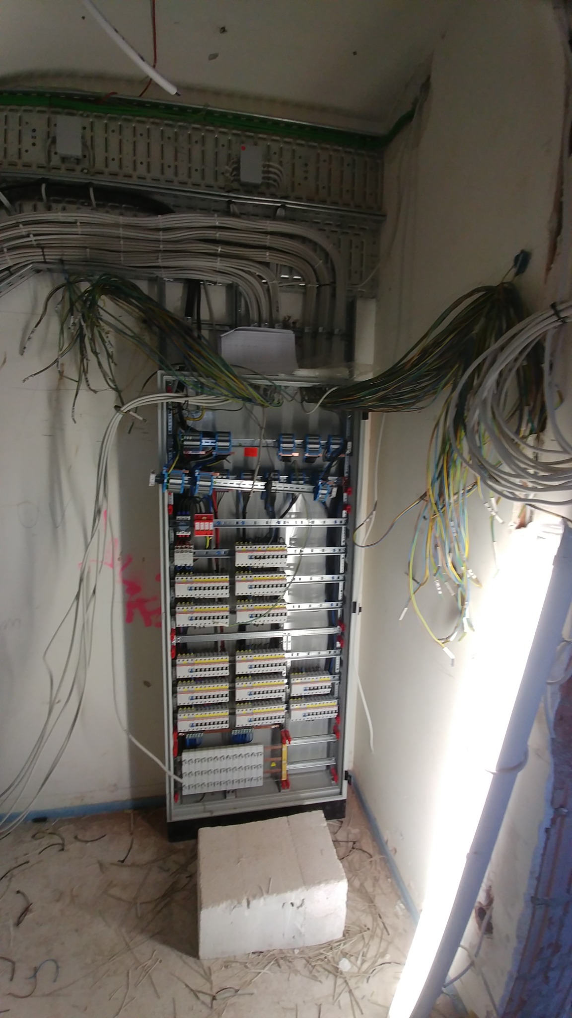 Podłączenie rozdzielnicy elektrycznej w biurowcu.