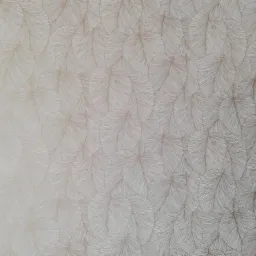 Ściana pokryta tapetą z delikatnym wzorem liści w odcieniach beżu i bieli, tworząca subtelny, naturalny efekt.