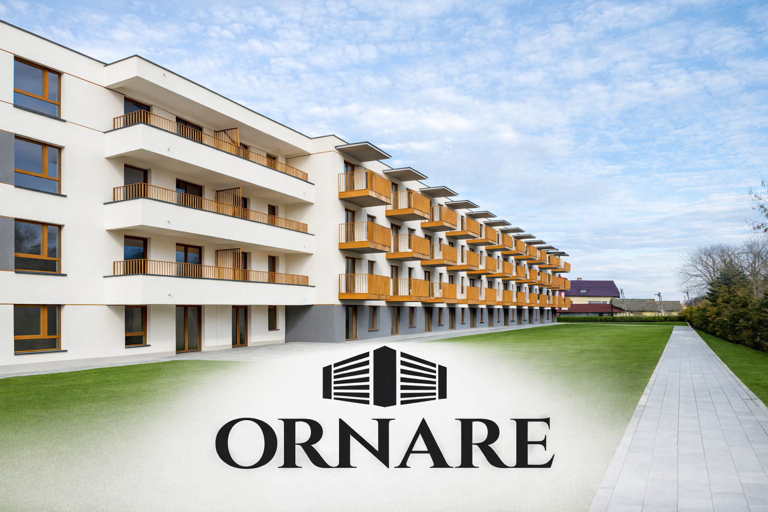 Nowoczesny budynek apartamentowy z balkonami z drewnianymi balustradami, widok z zewnątrz, trawnik i chodnik. Logo firmy na pierwszym planie.