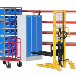 Metalowy regał magazynowy z niebieskimi pojemnikami, wózek platformowy z czerwoną ramą, szafka ubraniowa z niebieskimi drzwiami i żółty wózek widłowy ręczny na białym tle.