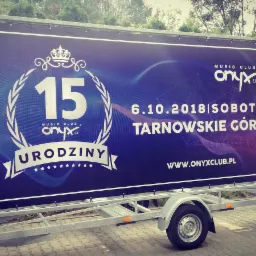 Billboard na przyczepie z informacją o 15 urodzinach Music Club Onyx 2.0 w Tarnowskich Górach, data 6.10.2018, widok z boku.