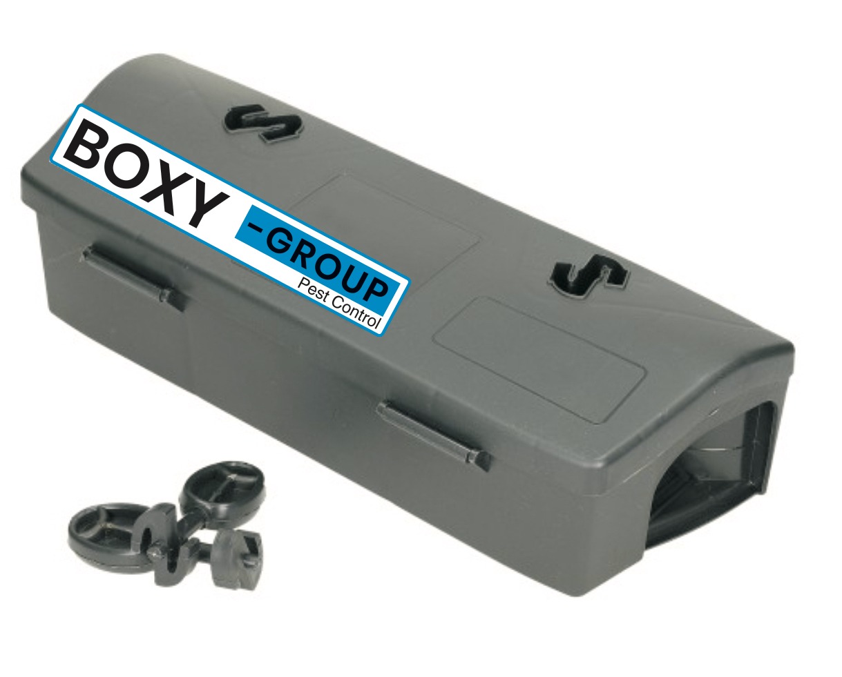 Szara, plastikowa pułapka na gryzonie z naklejoną nazwą firmy 'BOXY -GROUP Pest Control' oraz zestaw kluczy do jej otwierania, na białym tle.