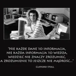 Czarno-białe zdjęcie Clifforda Stolla, uśmiechniętego mężczyzny z kręconymi włosami, opierającego się o klawiaturę komputera na tle biura z licznymi monitorami CRT i komputerami z lat 80.,...