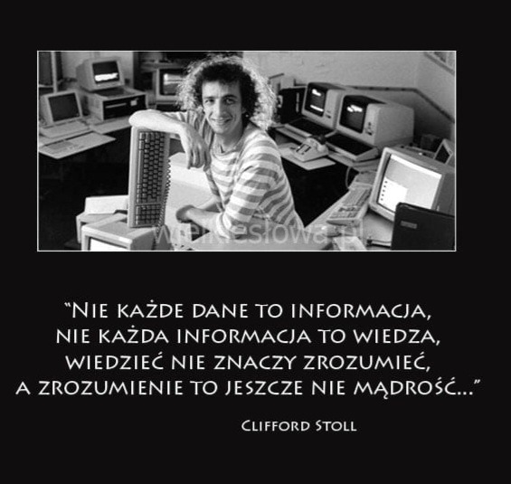 Czarno-białe zdjęcie Clifforda Stolla, uśmiechniętego mężczyzny z kręconymi włosami, opierającego się o klawiaturę komputera na tle biura z licznymi monitorami CRT i komputerami z lat 80.,...