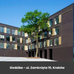 Nowoczesny budynek biurowy Hexagon w Krakowie z brązową elewacją, dużymi oknami, drzewem przed wejściem i logo Ars Dentistica.