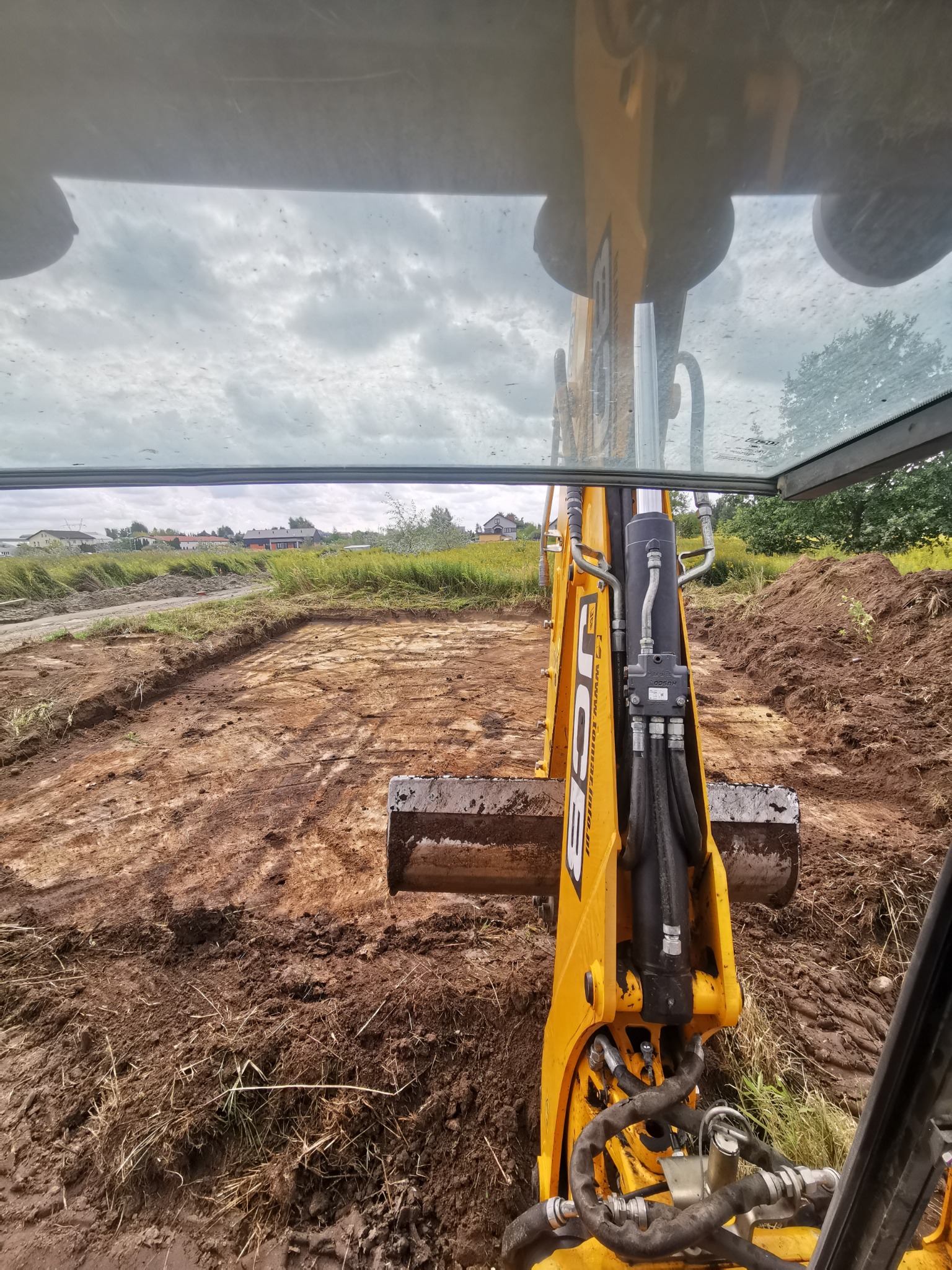 Ściąganie humusu pod budynek