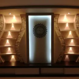 Oświetlona ściana z dekoracyjną okładziną z kamienia i półkami o falistym kształcie, centralnie umieszczony podświetlany panel z zegarem w stylu słońca.