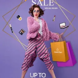 Promocyjny plakat wiosennej wyprzedaży z modelką w różowym futrze i spodniach w paski, otoczoną unoszącymi się kosmetykami i torbami na zakupy na fioletowym tle.