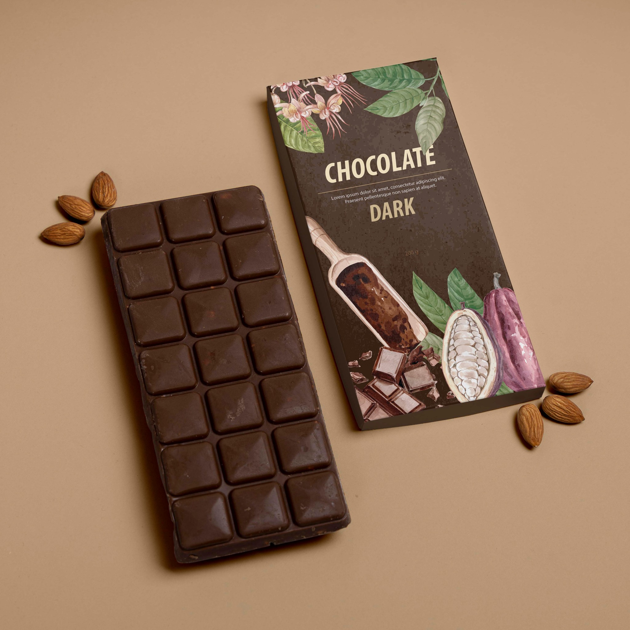 Płaska kompozycja: tabliczka ciemnej czekolady obok opakowania ozdobionego motywami roślinnymi i orzechami migdałów na beżowym tle.
