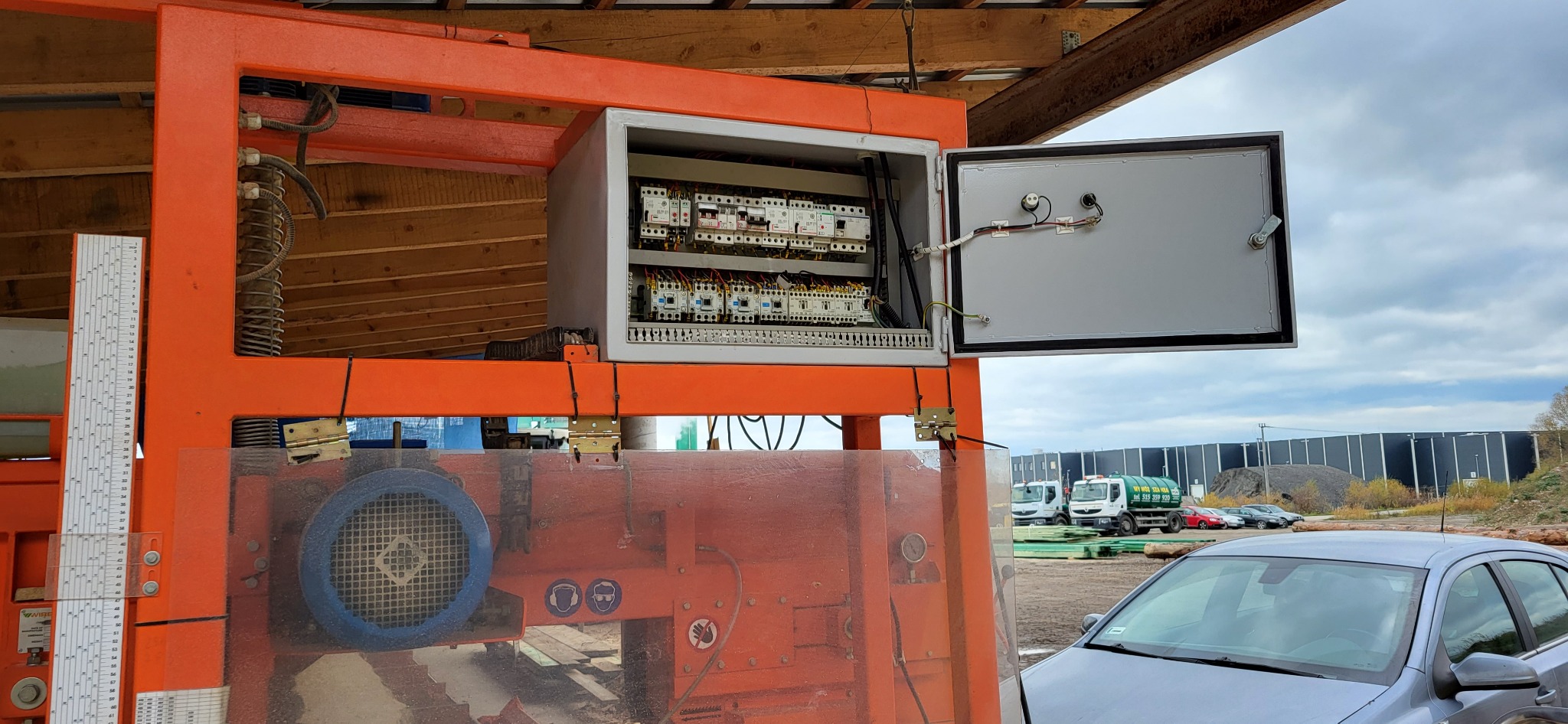 Wymiana wyłącznika silnikowego i konserwacja połączeń w rozdzielnicy piły typu TRAK