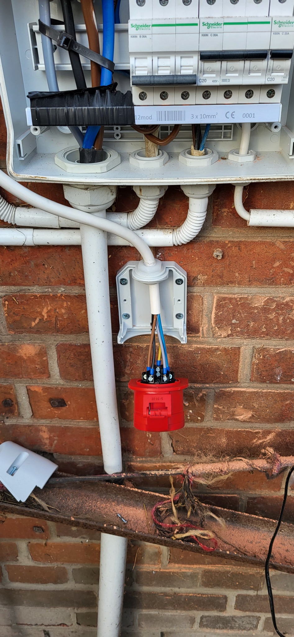 Montaż gniazda siłowego