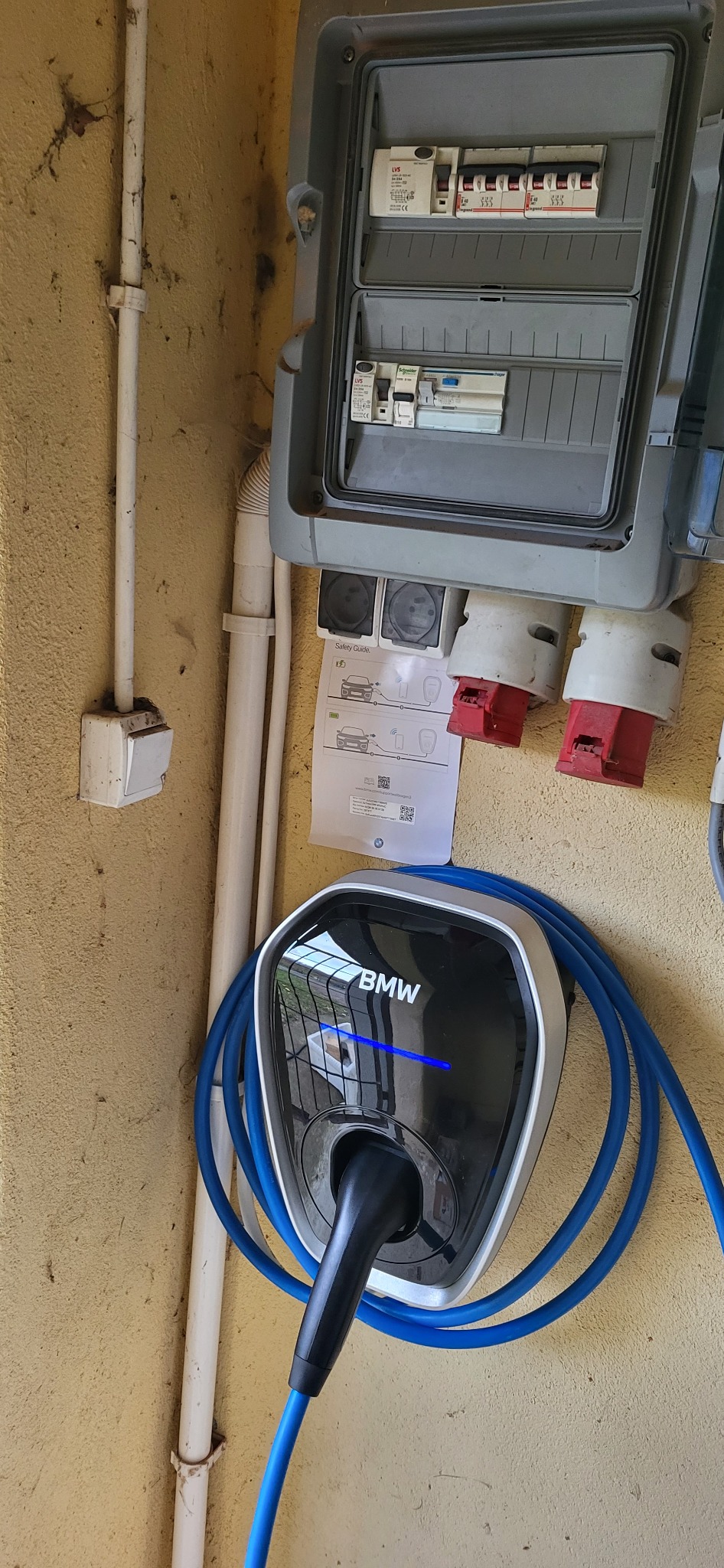 Montaż stacji ładującej pojazd elektryczny