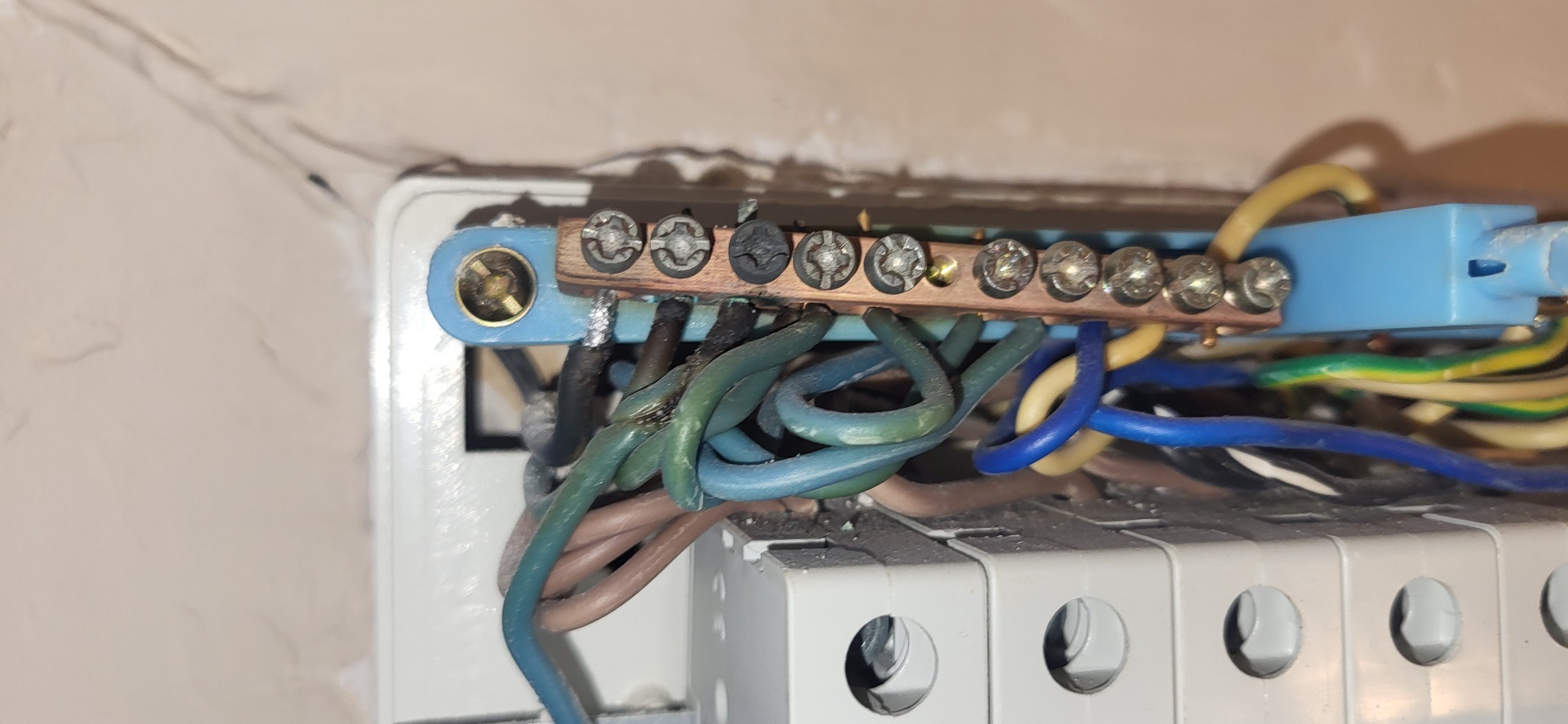 Upalone przewody na szynie neutralnej