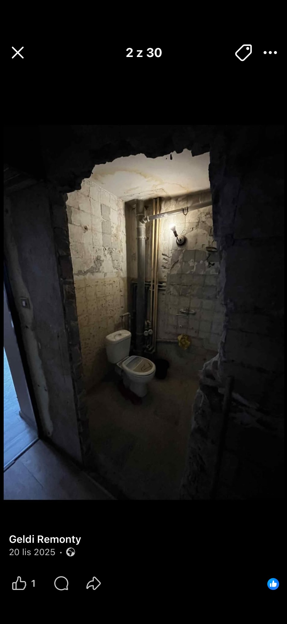 Łazienka w trakcie demontażu płytek i przygotowania do remontu. Widoczne stare instalacje, toaleta i fragmenty gruzu.