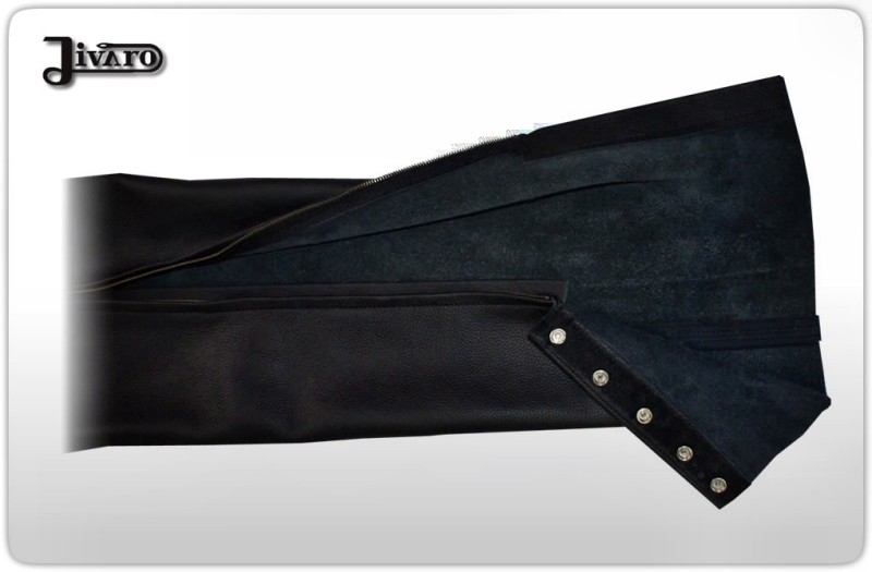 Czarne skórzane czapsy z zamkiem błyskawicznym i zatrzaskami, widoczny wewnętrzny materiał i logo Jivaro.