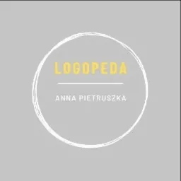 Logo gabinetu logopedycznego Anna Pietruszka, nazwa zawarta w okręgu z efektem pędzla na szarym tle.