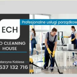 Mężczyzna w kombinezonie i żółtych rękawicach odkurza podłogę w biurze, w tle kobieta przeciera biurko, widoczne logo firmy EKO CLEANING HOUSE oraz numer telefonu.