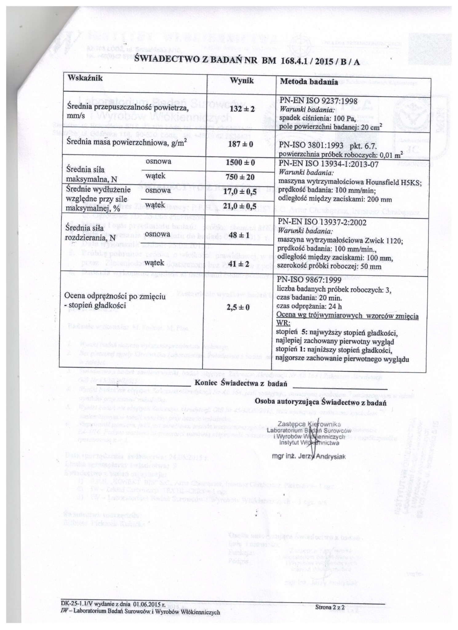Skan świadectwa z badań materiałów włókienniczych, prezentujący wyniki testów przepuszczalności powietrza, masy powierzchniowej, siły maksymalnej i rozdzierania, oraz oceny odprężności po zmięciu.