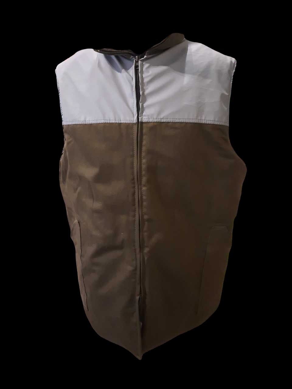 Brązowo-biała kamizelka robocza z zamkiem błyskawicznym na czarnym tle, widok z tyłu.