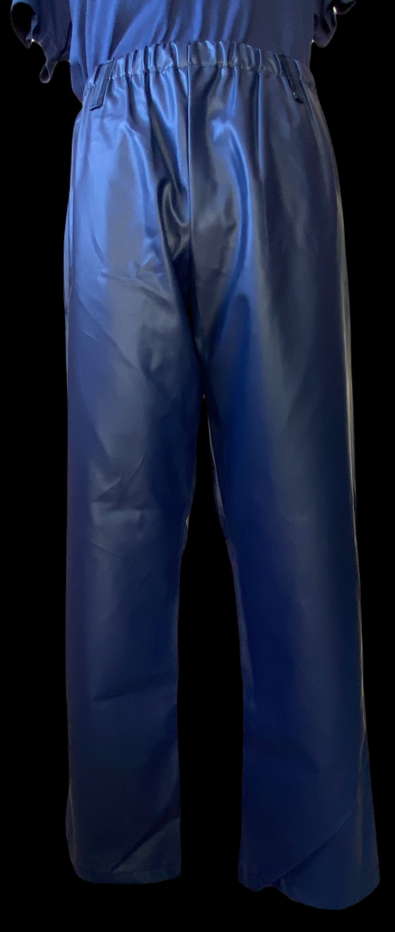 Tył sylwetki w niebieskich, błyszczących spodniach roboczych z gumką w pasie, na czarnym tle.