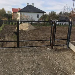 Brama wjazdowa dwuskrzydłowa z bramką wejściową