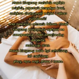 Klient leży na brzuchu, podczas gdy terapeuta wykonuje masaż pleców, widoczne dłonie terapeuty masujące górną część pleców klienta na białym prześcieradle, w tle żaluzje.