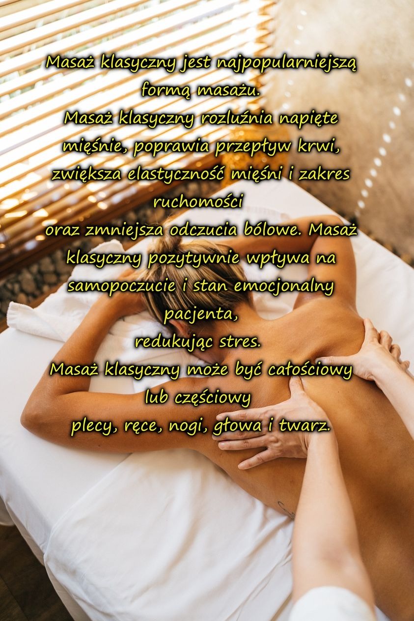 Klient leży na brzuchu, podczas gdy terapeuta wykonuje masaż pleców, widoczne dłonie terapeuty masujące górną część pleców klienta na białym prześcieradle, w tle żaluzje.