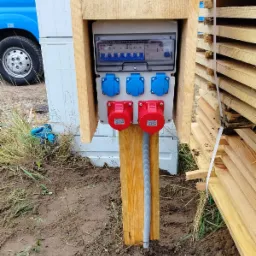 Zasilenie placu budowy, rozdzielnica budowlana.