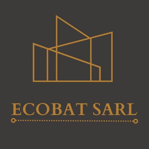 Logo firmy ECOBAT SARL z abstrakcyjnym złotym symbolem budynku na ciemnoszarym tle.