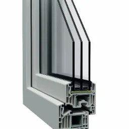 Przekrój poprzeczny okna trzyszybowego z ramą z tworzywa sztucznego, ukazujący szczegółową budowę profili i uszczelnień.