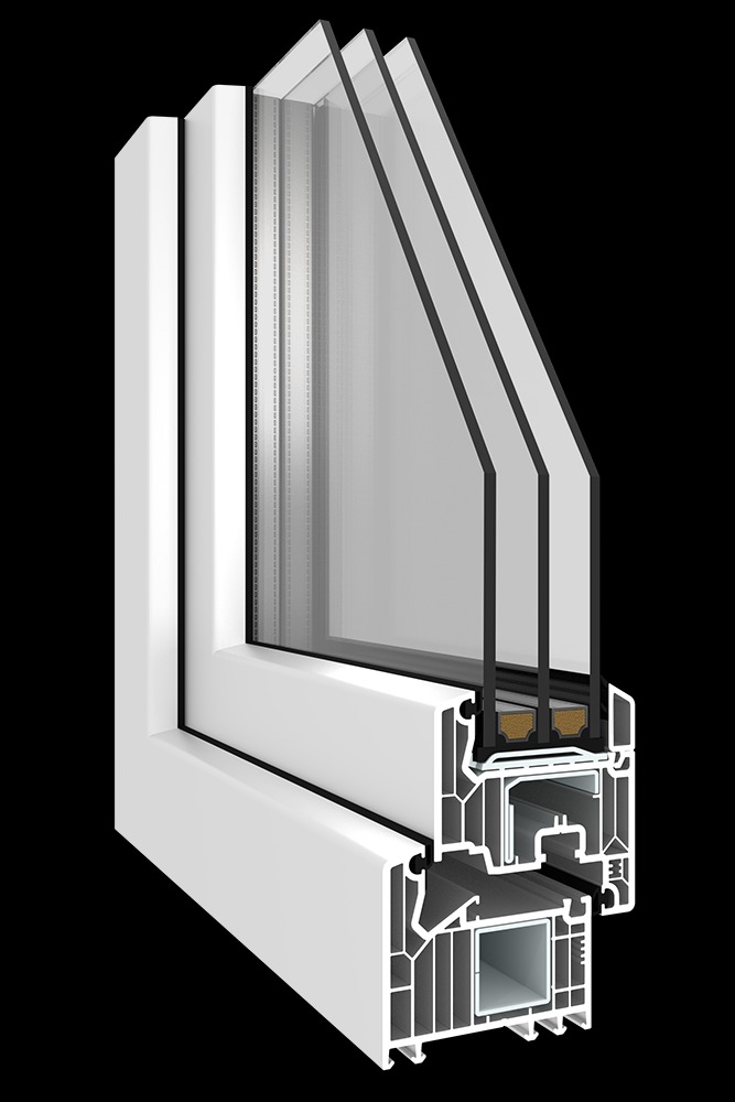 Przekrój okna z trzema szybami, ukazujący detale profilu PCV i budowę szyby zespolonej, na czarnym tle.
