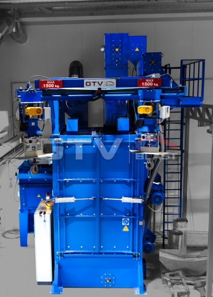 Duża, niebieska piaskarka przemysłowa z tabliczką informacyjną o maksymalnym obciążeniu 1500 kg, widoczna drabina i elementy sterujące.