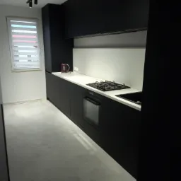 Nowoczesna, minimalistyczna kuchnia w kolorze czarnym z białym blatem, oświetleniem punktowym i widokiem na okno z żaluzjami poziomymi.