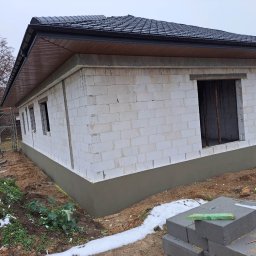 Murowanie ścian , wykonanie belek w oknach , pionowe zalewanie słupów , wieńca nie widać niestety  i wykonanie izolacji . Zdj przedstawia zakres naszej pracy . 