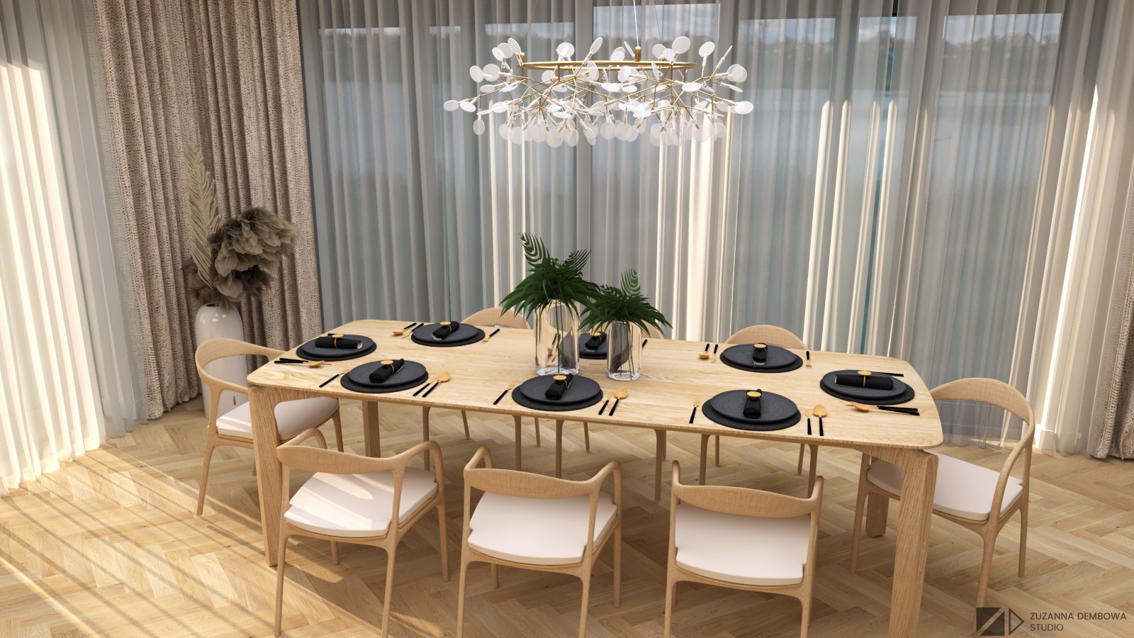 Wizualizacja jadalni z drewnianym stołem, krzesłami z jasną tapicerką, czarnymi podkładkami i złotymi sztućcami, oświetlona nowoczesną lampą wiszącą z elementami złota, w tle zasłony w odcieniach...