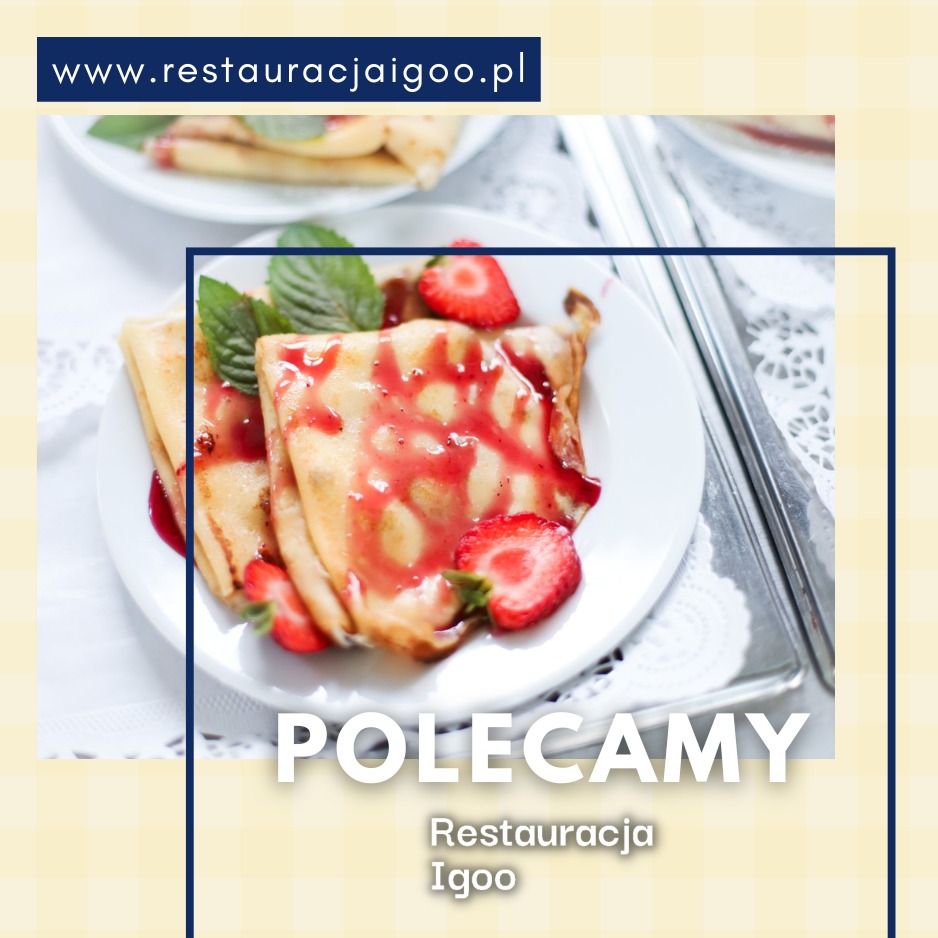 Delikatne naleśniki polane sosem truskawkowym i udekorowane świeżymi truskawkami i listkami mięty, podane na białym talerzu z koronkową serwetką.