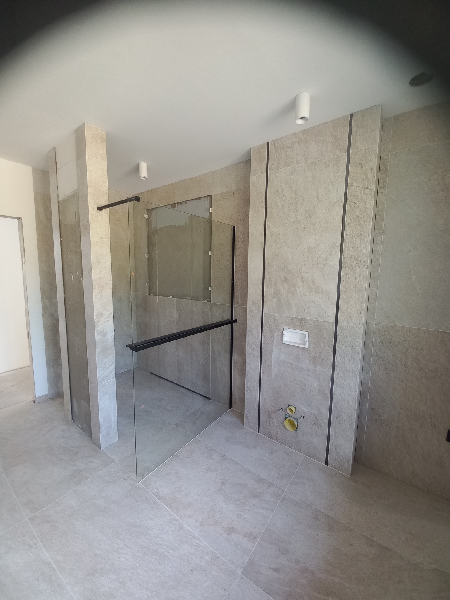 A to druga z łazienek w tym samym domu. Prawie skończona.