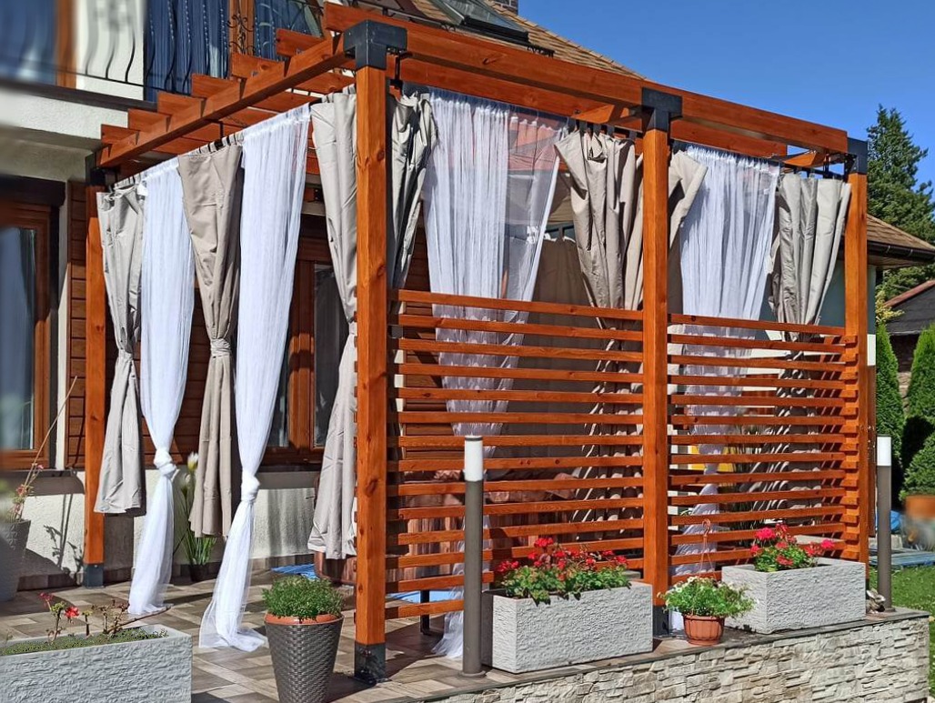 Pergola tarasowa drewniana.