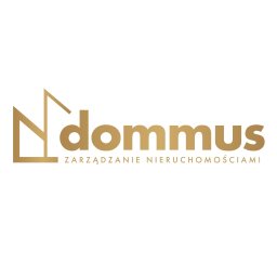 Dommus zarządzanie nieruchomościami - Złote logo 'Dommus' na białym tle, z abstrakcyjnym symbolem domu i napisem 'Zarządzanie Nieruchomościami' poniżej. Minimalistyczny design, elegancki font.