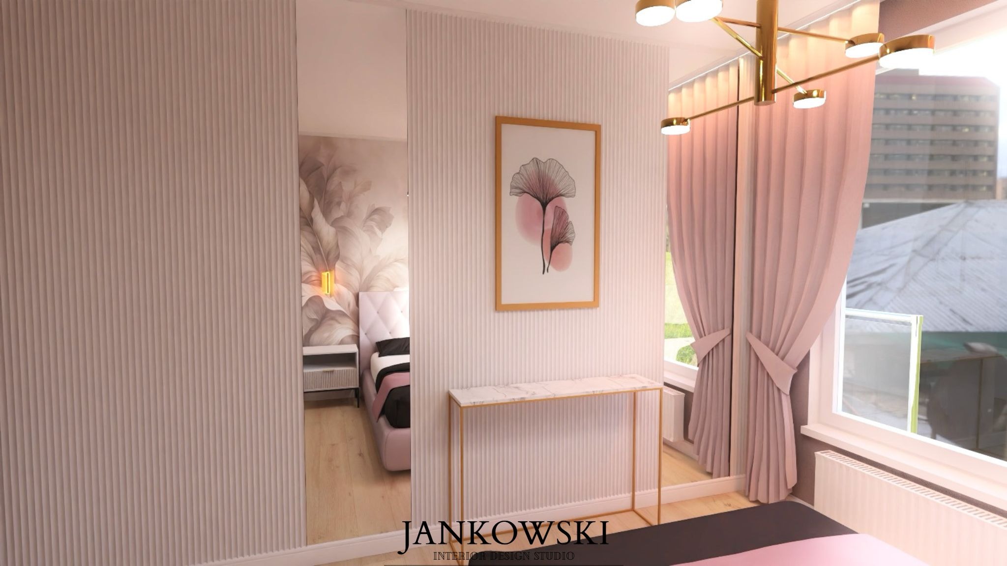 Pastelowa sypialnia z tapetą w prążki, lustrem odbijającym łóżko, złotą konsolką i grafiką w ramie. Okno z różowymi zasłonami i lampą.